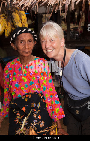 Indonesia Sulawesi Kaledupa Isola Ambuea village il mercato locale del pesce vecchia donna con western tourist Foto Stock