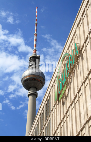 La torre della televisione su Alexanderplatz di Berlino, Germania. Foto Stock