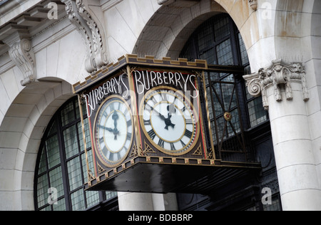 Al di fuori di orologio Burberry's negozio di abbigliamento a Haymarket Londra Foto Stock