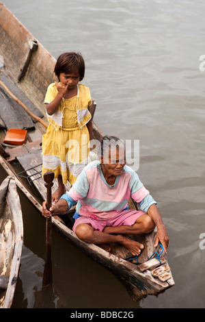 Indonesia Sulawesi Kaledupa Isola Ambuea village il mercato locale del pesce vecchia Donna con bambina in barca Foto Stock