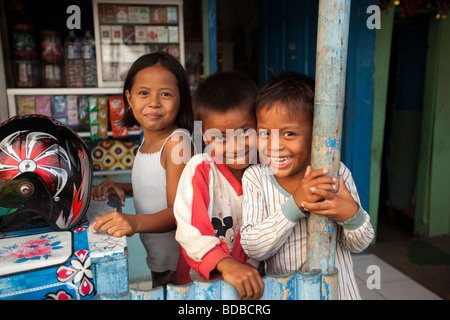 Indonesia Sulawesi West Coast Pare Pare bambini nella porta del Café lungomare Ono bar Foto Stock