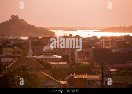 Indonesia Sulawesi West Coast Pare Pare centro città nel tardo pomeriggio di luce Foto Stock