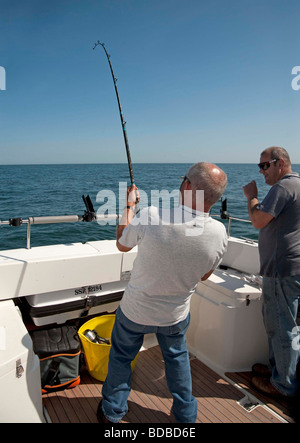 La Pesca con Lenza in mare. Tope la pesca Foto Stock