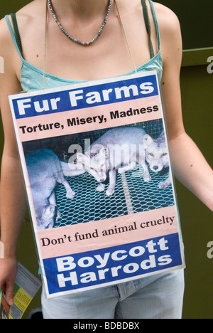 Protesta di pellicce di animali fuori dal grande magazzino Harrods, tortura Fur Farms, miseria, follia non Fondo crudeltà animale. Boicottaggio di Harrods Londra Regno Unito anni '2000 Foto Stock