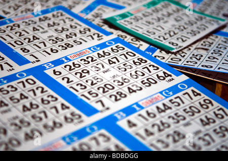 Le schede di Bingo sparsi su un tavolo Foto Stock