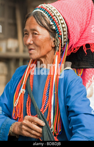 Akha donna tribale al mercato Xiding, Yunnan, Cina Foto Stock