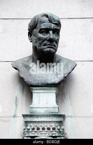 Statua di Alfred Harmsworth primo Visconte Northcliffe giornale titolare e cofondatore del Daily Mail. Foto Stock