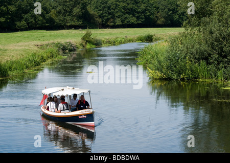 Una crociera turistica sul fiume Stour a Sudbury, Suffolk, Inghilterra Foto Stock