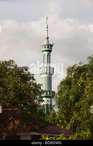 Indonesia Sulawesi West Coast Pare Pare minareto della moschea sul lungomare Foto Stock