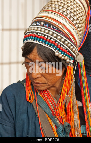 Akha donna tribale con copricapo al mercato Xiding, Yunnan, Cina Foto Stock