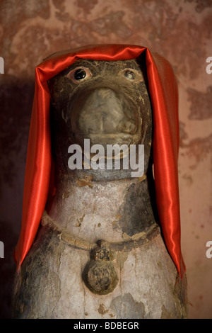 Statua di uno dei cani che custodisce un ingresso al ponte coperto giapponese in Hoi An, Vietnam Foto Stock