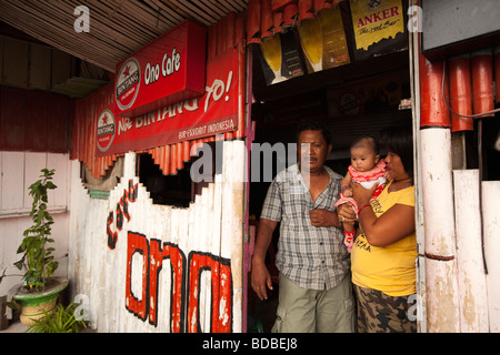 Indonesia Sulawesi West Coast Pare Pare i genitori e il bambino nella porta del Café lungomare Ono bar Foto Stock