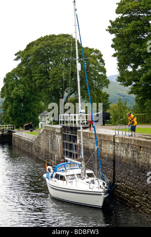 Yacht passando attraverso il Caledonian Canal a Fort Augustus nelle Highlands Scozzesi. Foto Stock