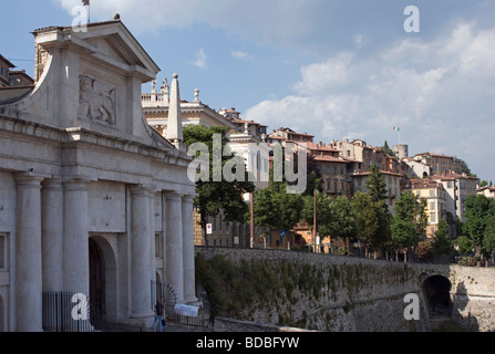 Una vista di Bergamo Alta e Porta San Giacomo lombardia italia Foto Stock