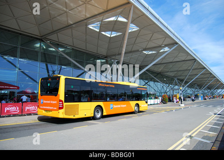 Terminale a livello di partenza, London Stansted Airport, Stansted Mountfitchet, Essex, Inghilterra, Regno Unito Foto Stock