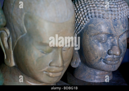 Pietra scolpite le teste di buddha a Phnom Penh il mercato russo, Cambogia Foto Stock