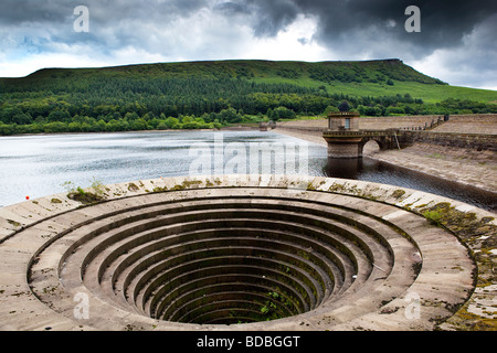 Ladybower overflow del serbatoio Foto Stock