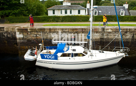 Yacht passando attraverso il Caledonian Canal a Fort Augustus nelle Highlands Scozzesi. Foto Stock