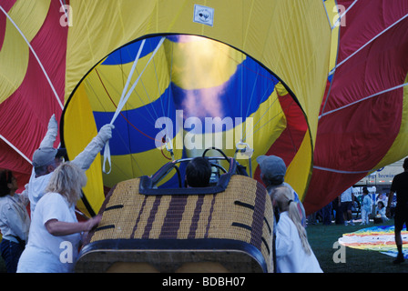 Mongolfiera Getting soffio di aria calda prima del decollo Foto Stock