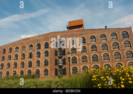 Restaurato edificio in fabbrica con frantumato e finestre ad arco sul Red Hook Waterfront Foto Stock