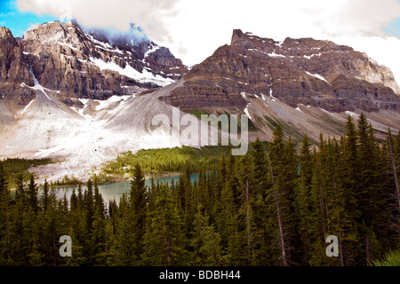 Il canadese Rockie Mountain Mountain Range e il Fiume Bow vicino al Lago Louise Foto Stock
