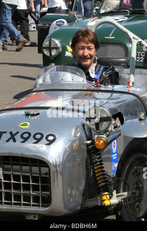 Chris Rea con il suo marchio Lotus 6 auto sportiva a Silverstone Classic 2009 Foto Stock