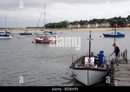 Piede di traghetto passeggeri tra Felixstowe e Bawdsey traghetto sul fiume Deben, Suffolk, Regno Unito. Foto Stock