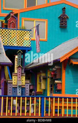 Allegramente casa dipinte e birdhouses Rockaway Beach coastal Oregon Foto Stock