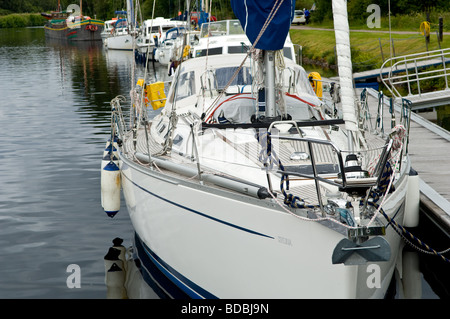 Yachts passando attraverso il Caledonian Canal a Fort Augustus nelle Highlands Scozzesi. Foto Stock