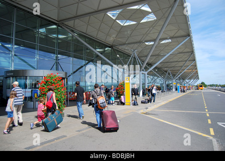 Terminale a livello di partenza, London Stansted Airport, Stansted Mountfitchet, Essex, Inghilterra, Regno Unito Foto Stock