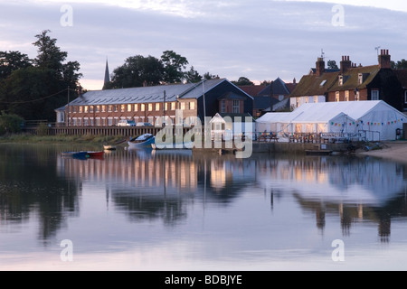 La mattina presto riflessioni nel fiume Stour, Manningtree, Essex, Inghilterra Foto Stock