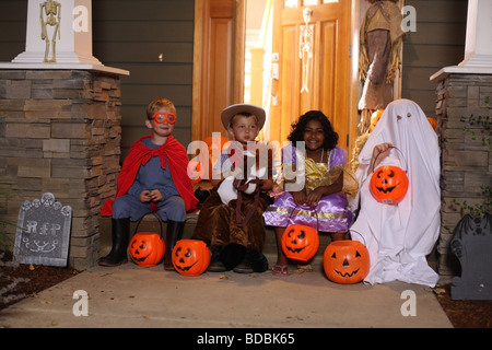 Un gruppo di ragazzi in costumi di Halloween Foto Stock