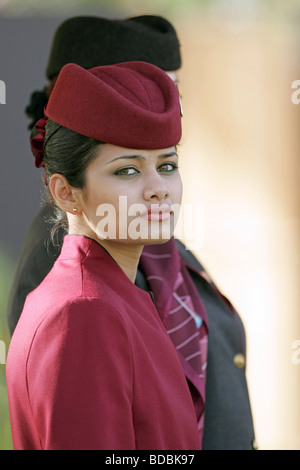 Una donna con un cappello a Cartier International Dubai Polo Challenge 2007 in Desert Palm, Emirati Arabi Uniti Foto Stock