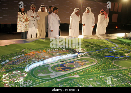 Gli arabi a guardare la nuova gara modello di corso, Dubai, Emirati Arabi Uniti Foto Stock