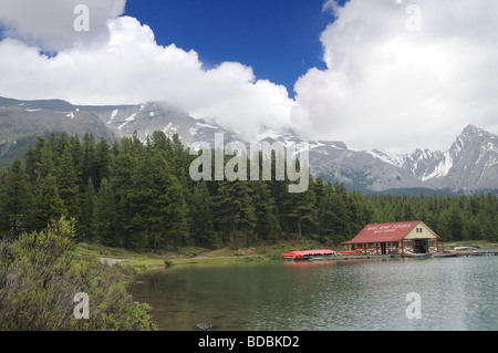 Il Boathouse noleggiare canoe sul Lago Maligne e spirito isola nei pressi di Jasper in Alberta Foto Stock