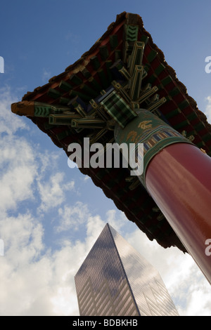 Chinatown Gate e moderno grattacielo Portland Oregon Foto Stock