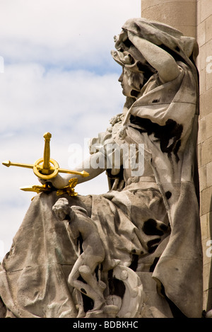 Uno dei molti ornato di sculture in pietra montata sul Pont ponte Alexandre III a Parigi, Francia. Foto Stock