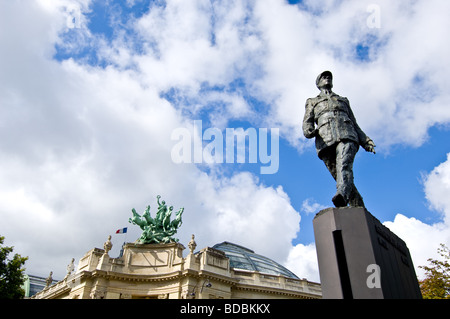 La statua del Presidente Charles De Gaulle al di fuori del Grand Palais sugli Champs Elysees di Parigi. Foto Stock