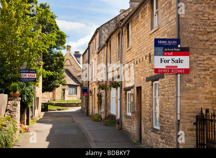 Casa in vendita segno su un villaggio albergo in Northleach, Gloucestershire, Regno Unito Foto Stock