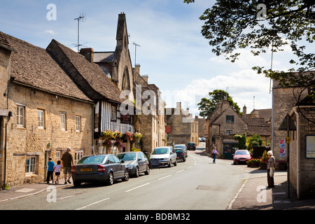 Scena di strada a Northleach, Gloucestershire, Regno Unito, con locanda in legno Foto Stock
