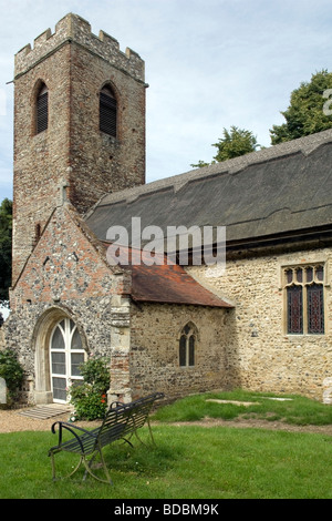 Un accogliente sede presso il St Botolph's Church, North Cove, Suffolk, Inghilterra. Foto Stock