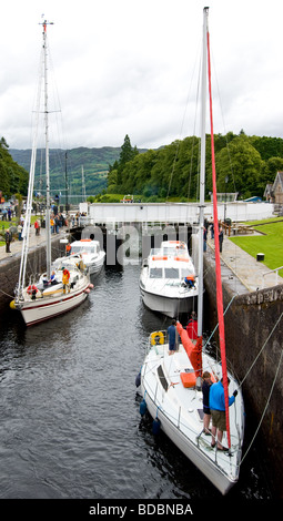 Yachts passando attraverso il Caledonian Canal a Fort Augustus nelle Highlands Scozzesi. Foto Stock