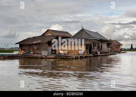 Indonesia Sulawesi, Sengkang, Danaue Tempe Lago Salotangah floating villaggio di pescatori di casa Foto Stock