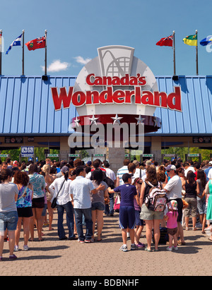 Persone all'ingresso del Canada's Wonderland Amusement Park Foto Stock