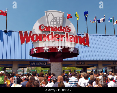 Persone rivestite fino all'ingresso del Canada's Wonderland Amusement Park Foto Stock
