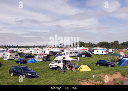 VW camper van glamping a Fairport s Cropredy Convention friendly musica festive vicino a Banbury Oxfordshire su south Oxford canal Foto Stock