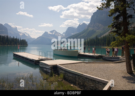 Barca a Spirit Island sul Lago Maligne nei pressi di Jasper nelle Montagne Rocciose Canadesi Foto Stock