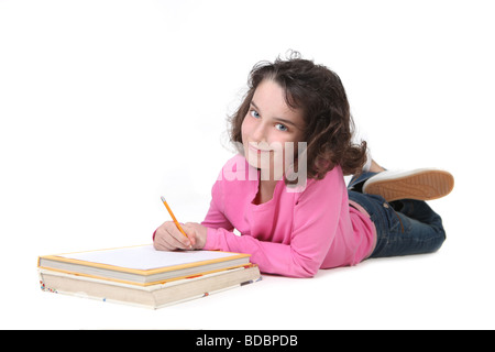 Ragazza giovane e carina facendo il suo dovere in uno sfondo bianco Foto Stock