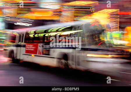 Trasporti pubblici. Quartiere dei teatri di Broadway Times Square luci al neon di notte a New York City. Bus in movimento. Transito di massa USA Nessuna gente Foto Stock