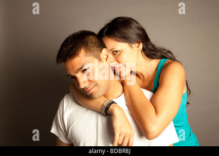 Maschio Femmina giovane in posa insieme in studio a fronte di un colore neutro senza giunture. Foto Stock